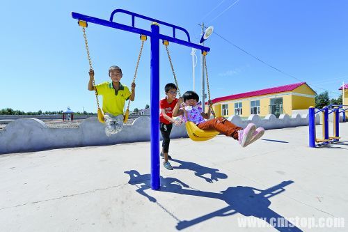 中旗新佳木苏木赛音温都热嘎查的孩子们在新建的广场上快乐玩耍 代金峰 摄