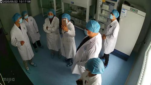 1扎赉特旗人民医院柴金成副院长一行五人在乌兰浩特国健医学检验所考察调研